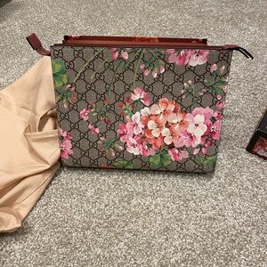 Beautiful Gucci hand pouch 🖤